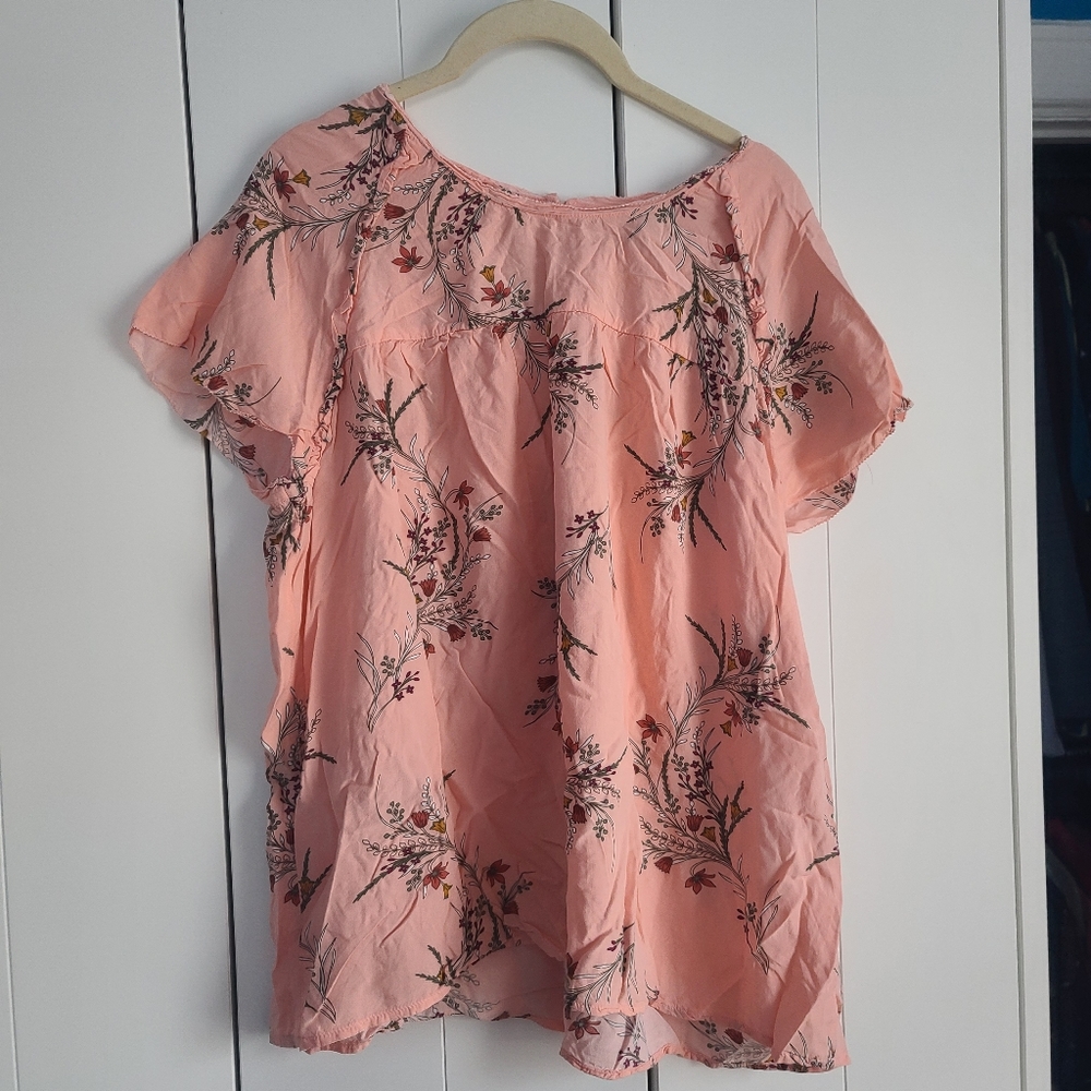 St John's bay coral colored short sleeve blouse with wildflowers size xl